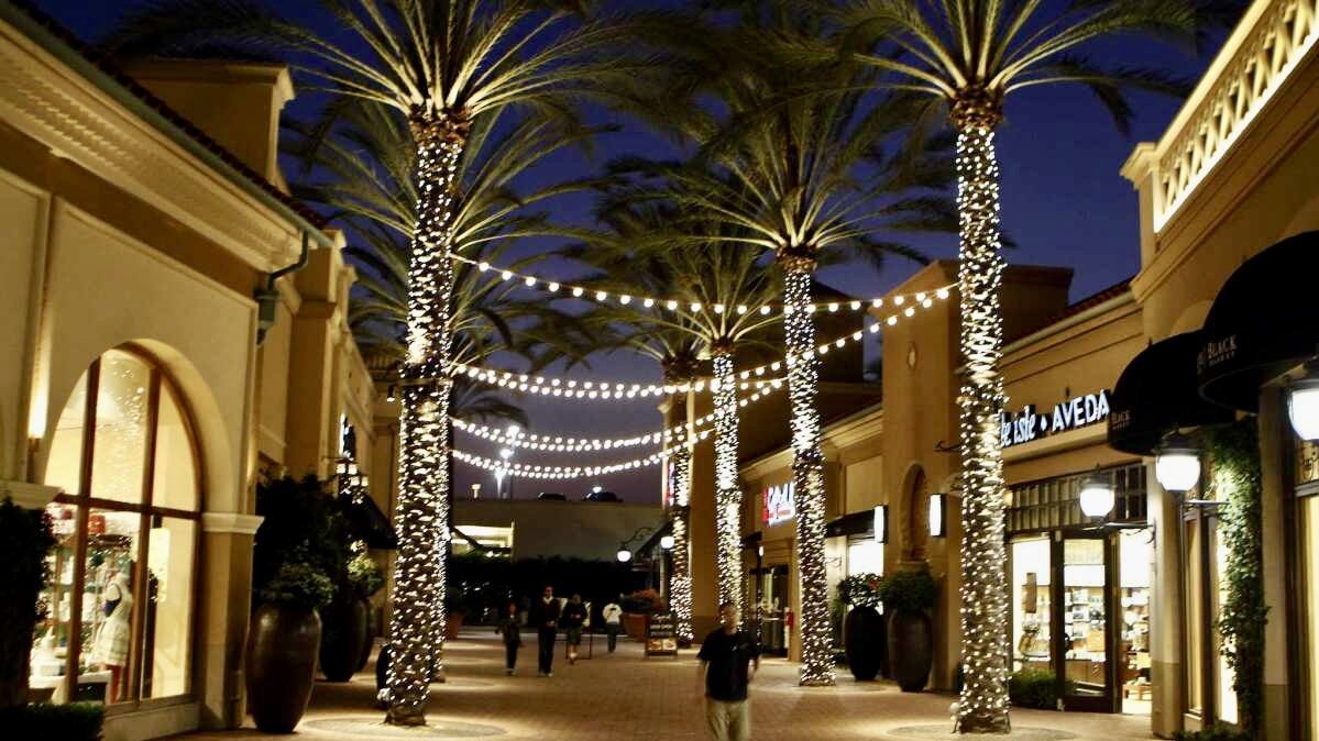 Con palmeras que brillan con luces de cuerda, el Spectrum Center es hermoso para visitar por la noche.