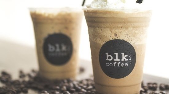 El café BLK dot es conocido por su café helado vietnamita y no es para los pusilánimes: ¡esta bebida está cargada con 5 tragos de espresso!