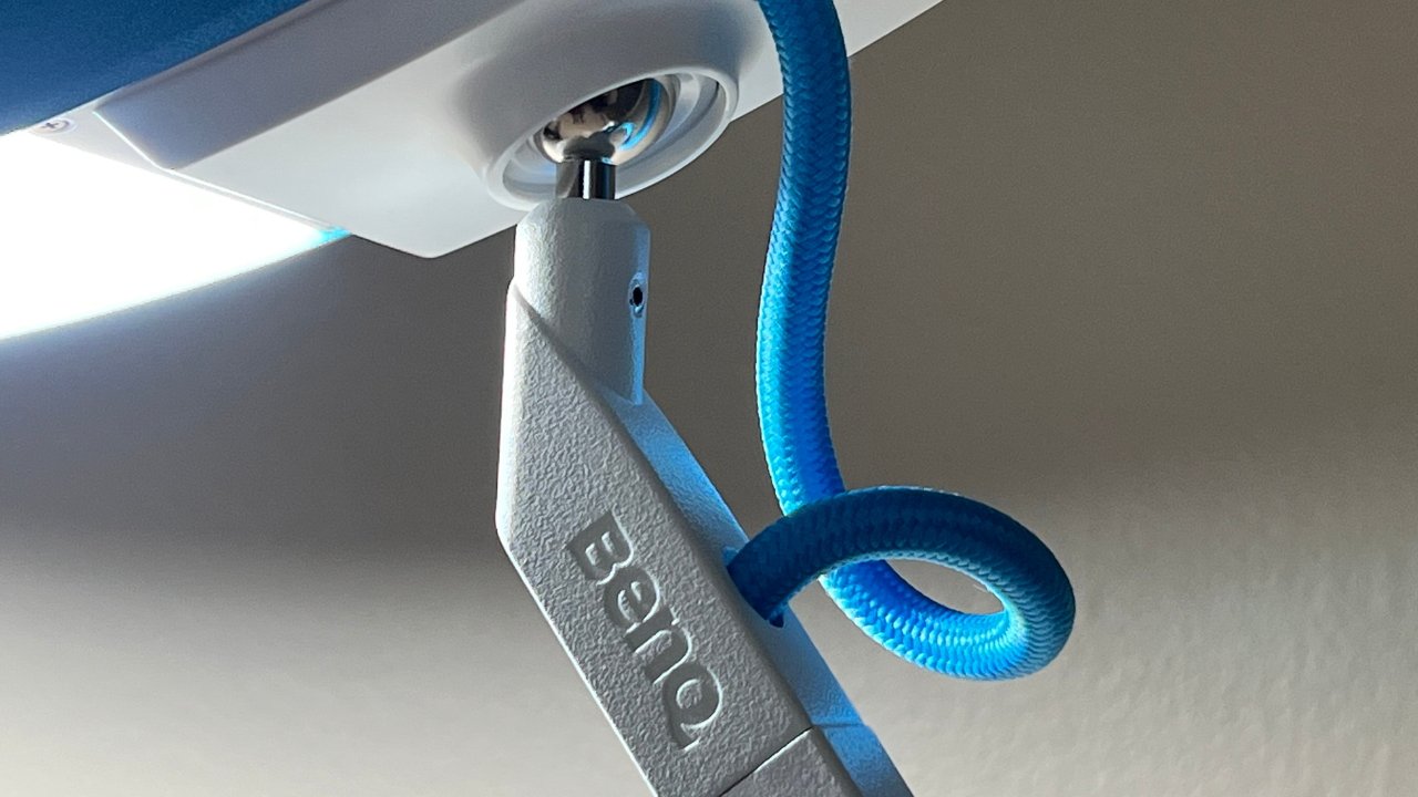 El cabezal de la lámpara de lectura electrónica de BenQ tiene una rótula para varios ángulos