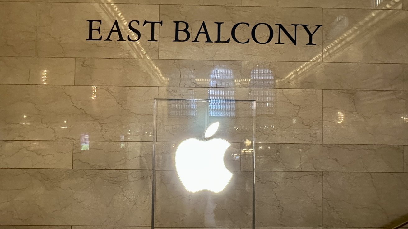 Logotipo de Apple ubicado en la escalera.